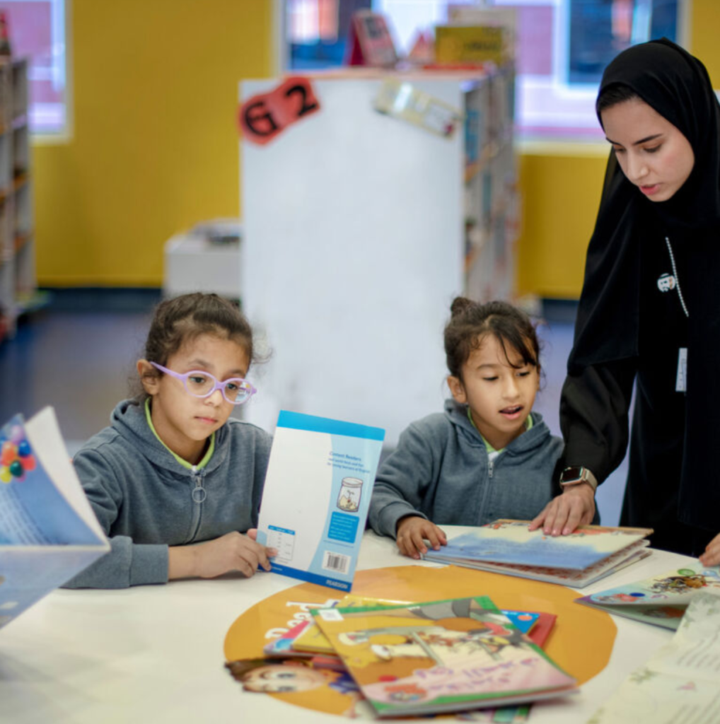 جامعة محمد بن زايد للعلوم الإنسانية بالتعاون مع  كلية الإمارات للتطوير التربوي ومؤسَّسة الإمارات للتعليم المدرسي تطلق برنامج إثراء