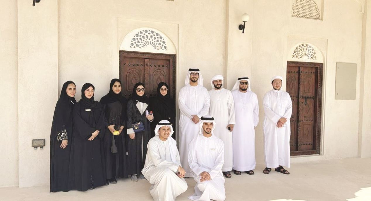 وفد من جامعة محمد بن زايد للعلوم الإنسانية يطّلع على معالم دلما التاريخية